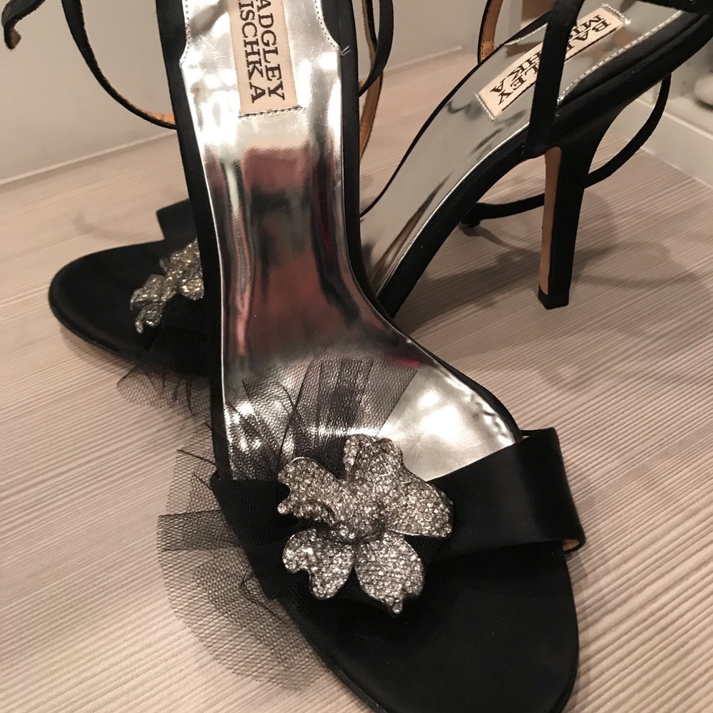 Badgley Mischka Black Satin Heels 10B Crystal Flwr